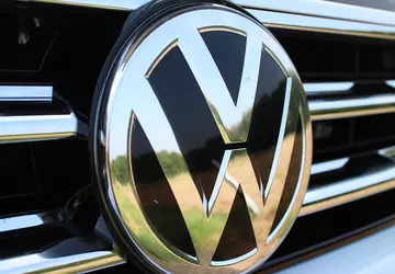 WSJ: VW wprowadza dodatkową opłatę do ...