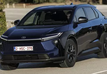 Zwiększony zasięg i szybsze ładowanie: Toyota ...