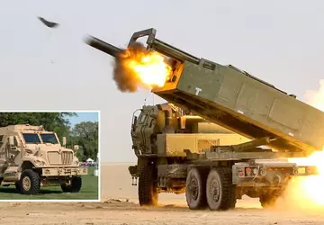 Cztery M142 HIMARS z amunicją GMLRS, ...