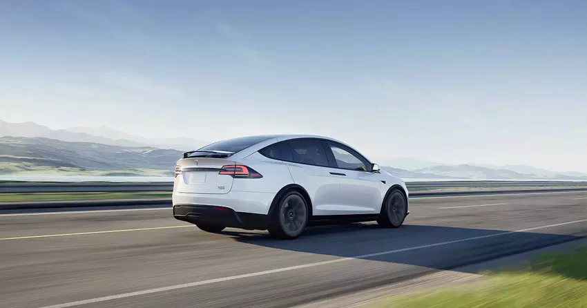 Akcje Tesli wybiły się na 17-miesięczne minimum - inwestorzy zaniepokojeni dużym uzależnieniem Elona Muska od Twittera