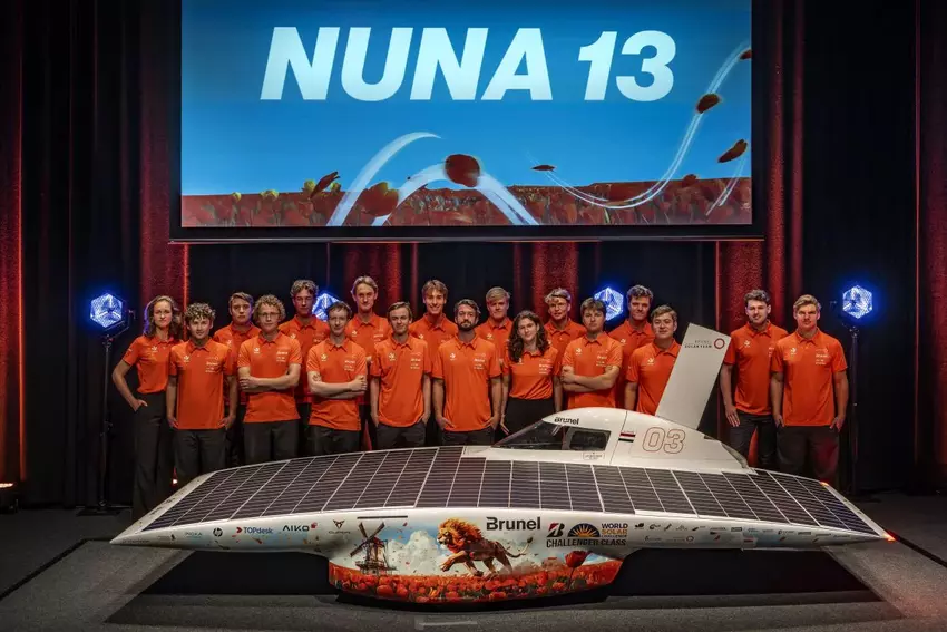 Zespół Brunel Solar Team i ich samochód Nuna 13