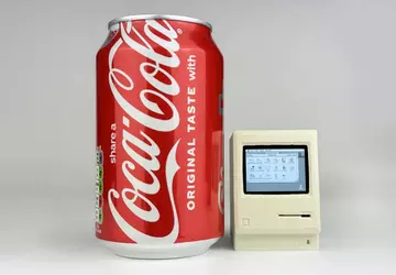 Tak, to dwucalowy mini-Macintosh i działa ...