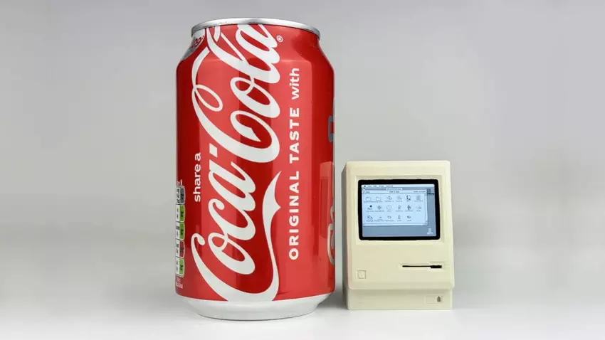Tak, to dwucalowy mini-Macintosh i działa (czasami): na sprzedaż trafiła zabawna replika legendarnego komputera Apple