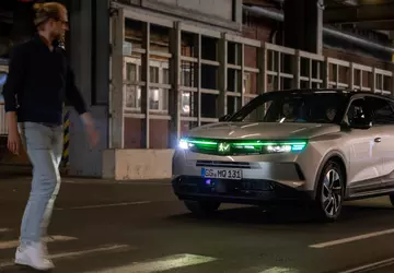 Opel pokazał komunikację świetlną z AI ...