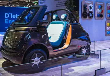 Microlino Spider jest prezentowany bez dachu ...