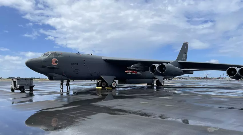 Bombowiec nuklearny uczy się wystrzeliwać bomby JDAM QS-ER o wadze 900 kg i zasięgu do 76 km.