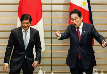 Filipiny i Japonia podpisują umowę obronną ...