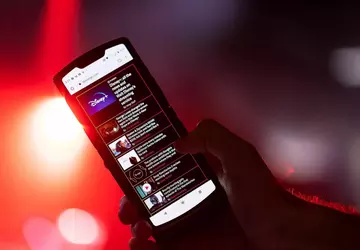 Lenovo potwierdza rozwój składanego smartfona Motorola ...