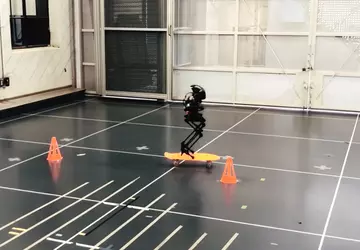 Dwunożna hybryda robota-drona może chodzić, latać ...