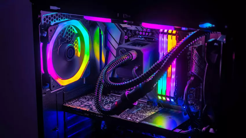 5 komponentów komputerowych z oświetleniem RGB