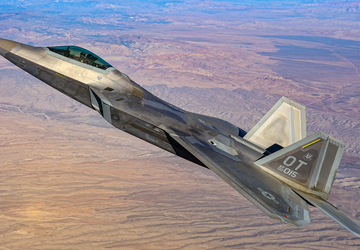 Myśliwiec F-22 Raptor przejdzie największą w ...