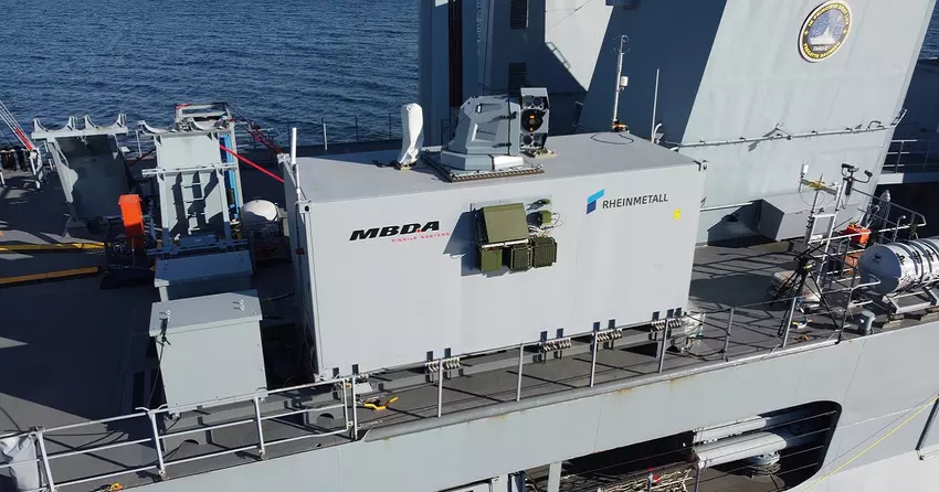 Niemiecka fregata FGS Sachsen F219 zniszczyła drona za pomocą broni laserowej (wideo)