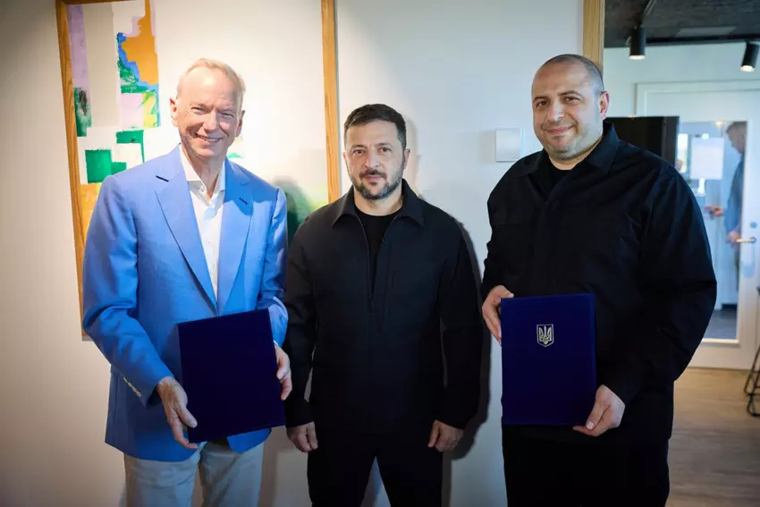 Prezydent Ukrainy Wołodymyr Zełenski, minister obrony Ukrainy Rustem Umerow i CEO firmy Swift Beat, LLC Eric Schmidt