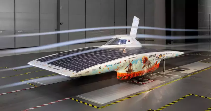 Studenci z Holandii stworzyli "samochód słoneczny", który może poruszać się dzięki sile wiatru