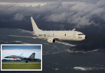 Chiński odrzutowiec J-11 z czterema rakietami ...