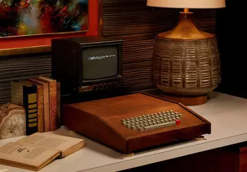 Komputer Apple I w drewnianej obudowie ...