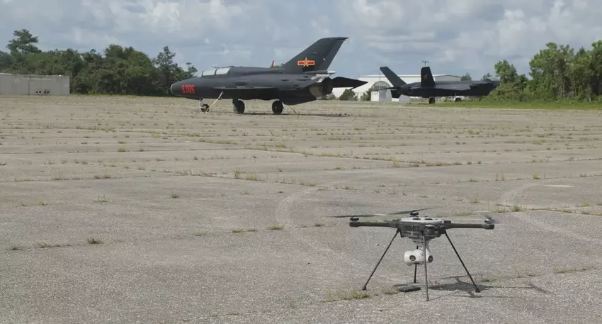 Korpus Piechoty Morskiej USA korzysta z makiety chińskiego myśliwca piątej generacji J-20 Mighty Dragon