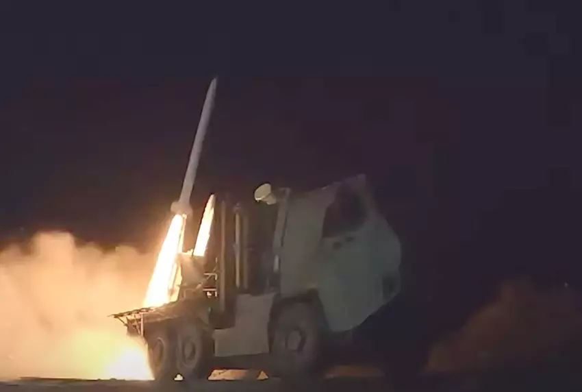 System obrony powietrznej Raven odpala rakietę ASRAAM w celu przechwycenia powietrznego zagrożenia podczas operacji na linii frontu