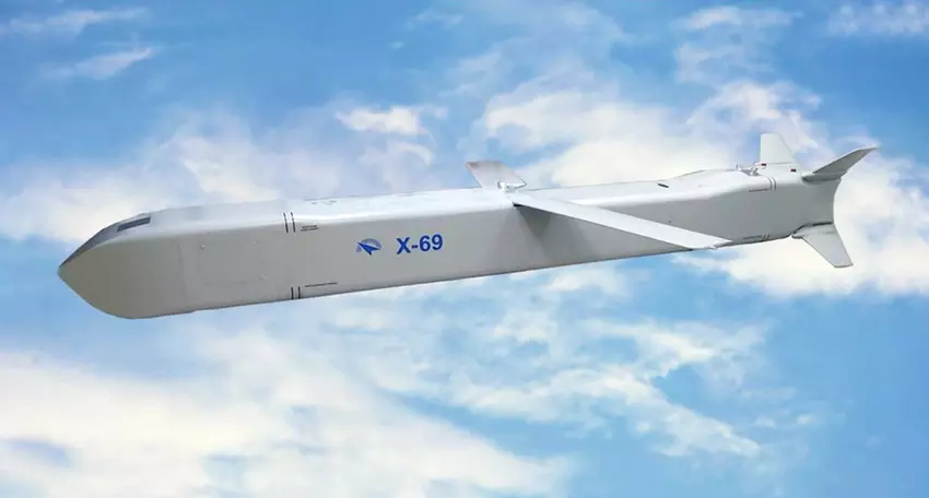 Rosjanie zaprezentowali pocisk manewrujący Kh-69 z głowicą bojową o masie 310 kg i zasięgu do 290 km dla myśliwców Su-57 piątej generacji.