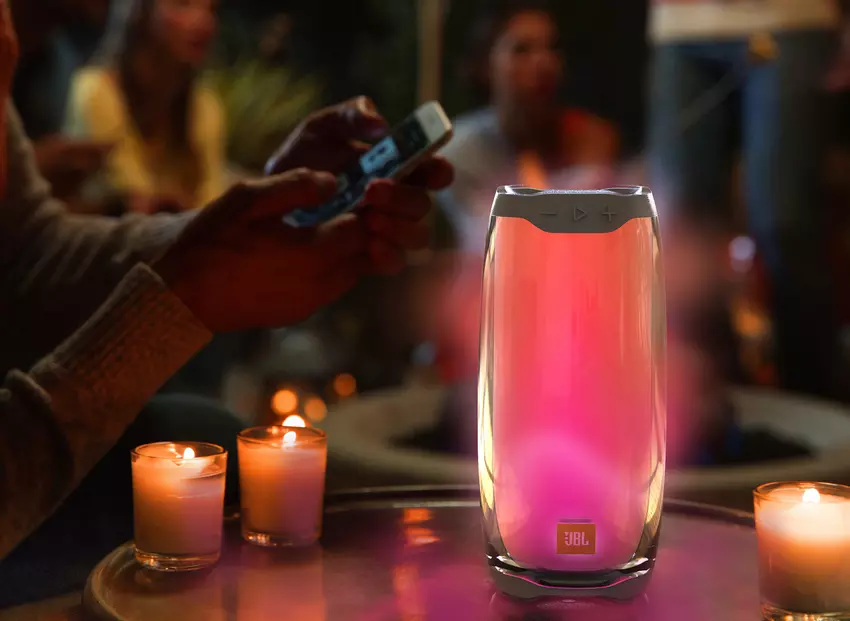 JBL Pulse 4 na Amazon: bezprzewodowy głośnik z podświetleniem, ochroną IPX7 i do 12 godzin pracy na baterii za 124,99 USD (124 USD zniżki)