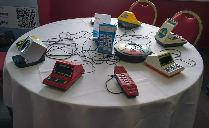 Internet Archive zdigitalizowane pakiet starych gier z konsol przenośnych szkolnego