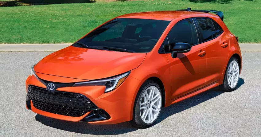 Białe felgi, jasny kolor nadwozia: Toyota Corolla FX Edition otrzymała elementy designu w retro stylu