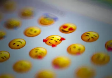 Bloomberg: iOS 18 umożliwi tworzenie własnych ...