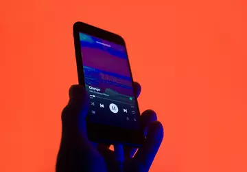 Spotify testuje playlisty tworzone przez sztuczną ...