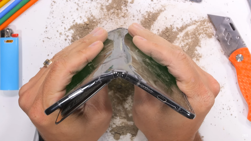 Strach przed ogniem i wyginanie się do tyłu: składany smartfon Pixel Fold z hukiem oblewa test wytrzymałości