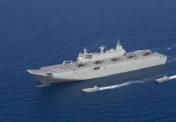 Australia wysłała swój największy okręt HMAS ...