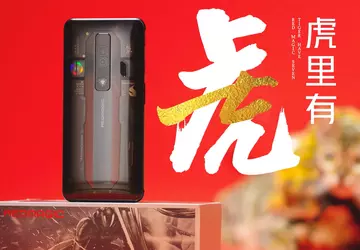 Przezroczysty panel tylny i potrójny aparat: ...