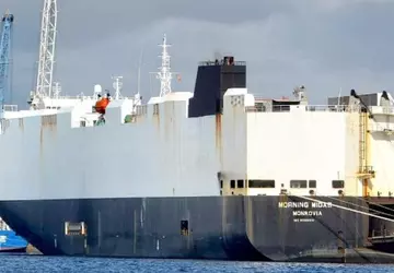 W Cichym Oceanie płonie statek towarowy ...