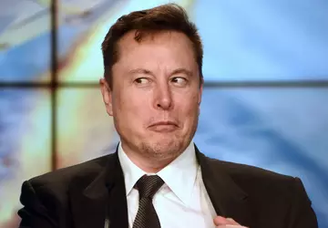 Elon Musk sprzedał akcje Tesli o ...