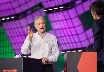 Ojciec chrzestny sztucznej inteligencji Jeffrey Hinton ...