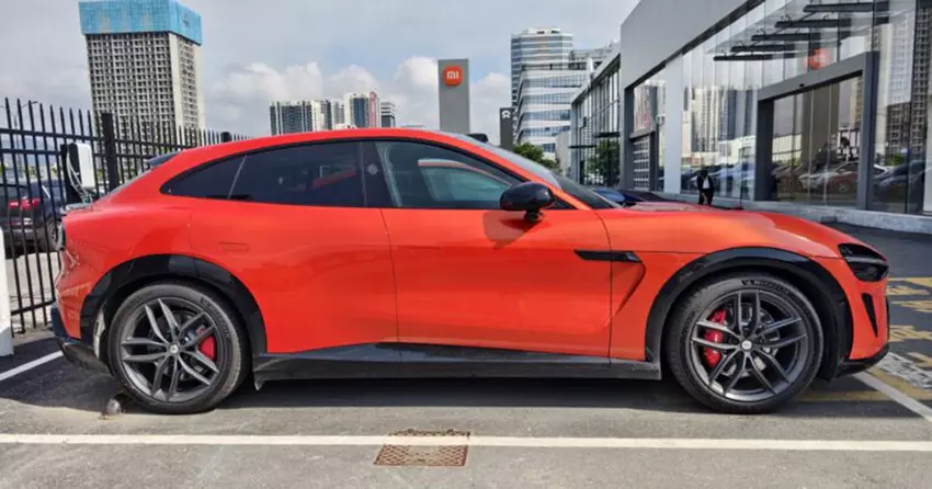 Xiaomi YU7 na tle fabryki