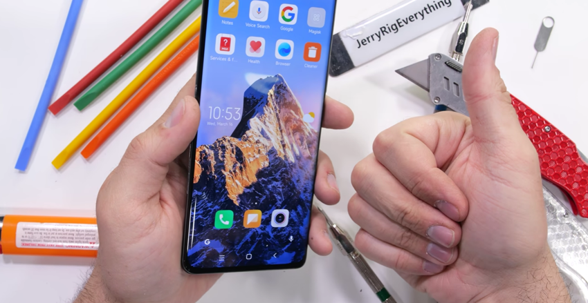 Xiaomi 12 Pro zadowolony z trwałości – smartfon trzeszczał, ale nie pękał