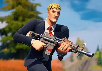 Piłkarz nosi ze sobą potężnego laptopa, ...