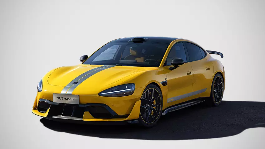 Xiaomi SU7 Ultra z normalną maską