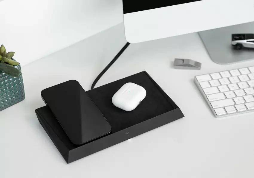 Niespodziewanie! Tesla zaprezentowała stację dokującą, która może ładować trzy urządzenia jednocześnie