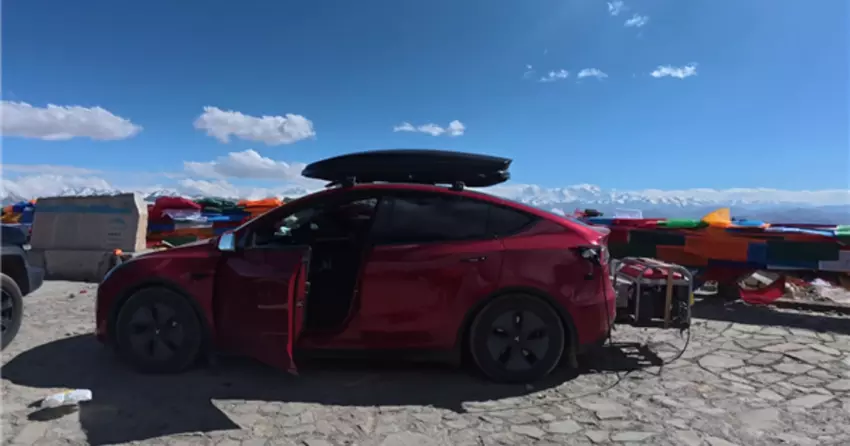 Właściciel Tesla Model Y przyczepił generator do swojego samochodu na podróż do Everestu