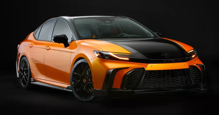Toyota zaprezentowała Camry z agresywnym designem