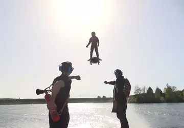 Francuski wynalazca przeleciał przez kanał La ...