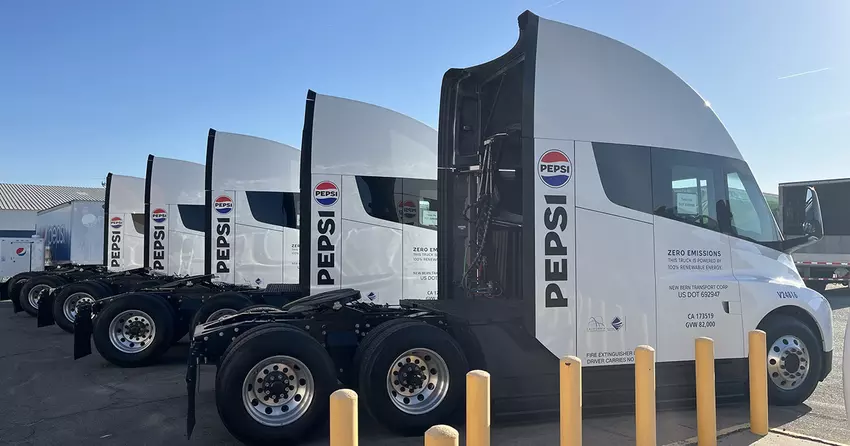 Ciężarówki Tesla Semi w zakładzie dystrybucyjnym PepsiCo