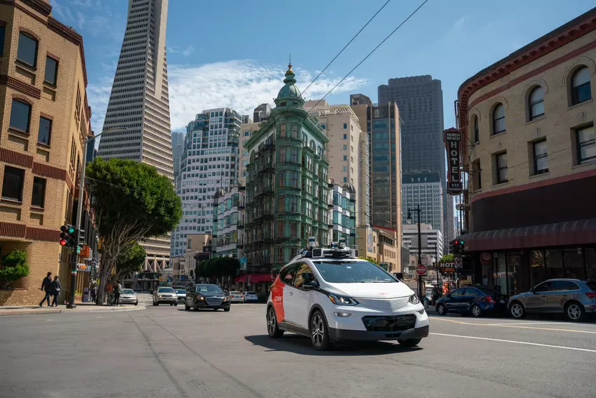 San Francisco domaga się przeglądu zezwoleń na rozbudowę sieci robotaxi Cruise i Waymo