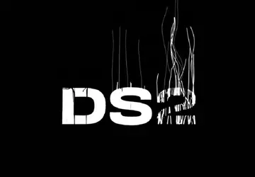 Złowieszcza maska, znajomy naszyjnik i nieznany ...