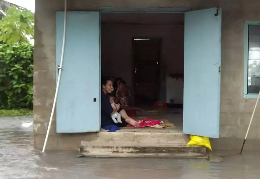 Lokalni mieszkańcy podczas powodzi