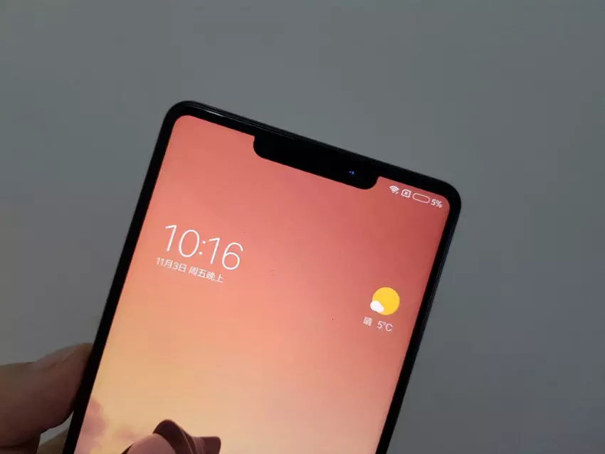 "Na żywo" zdjęcia Xiaomi Mi 7: podwójny aparat i wycięcie na ekranie