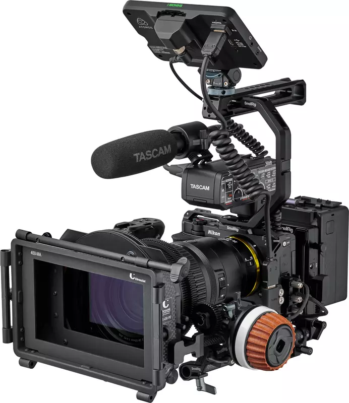 Nikon ZR z mikrofonem i wyświetlaczem