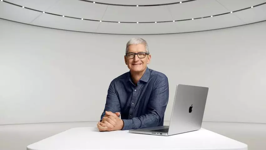 CEO Apple Tim Cook wspiera młodych muzyków i artystów podczas Super Bowl LIX