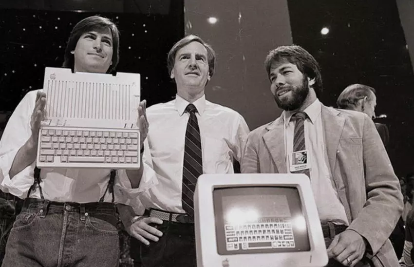 Grafika firmy Apple na tle jabłka